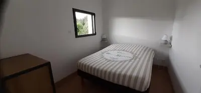 Un ou plusieurs lits dans un hébergement de l'établissement Petite maison plain-pied, proche des plages