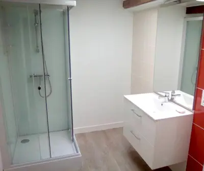 Salle de bains dans l'établissement Maison charmante près de Cast avec jardin et activités