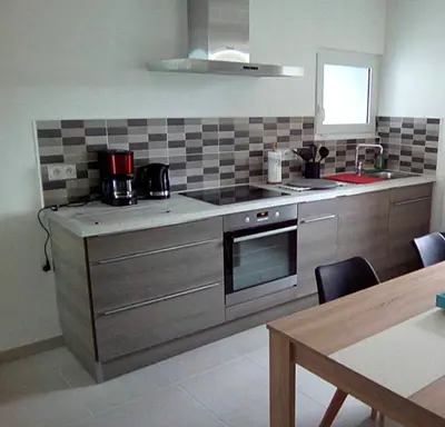 Cuisine ou kitchenette dans l'établissement Maison charmante près de Cast avec jardin et activités