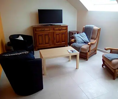Télévision ou salle de divertissement dans l'établissement Maison charmante près de Cast avec jardin et activités