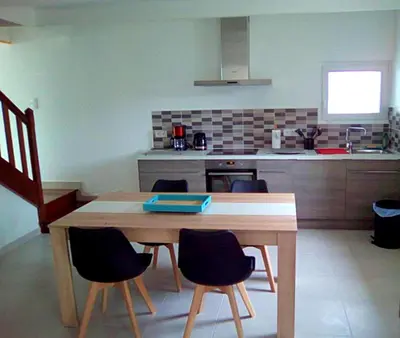 Cuisine ou kitchenette dans l'établissement Maison charmante près de Cast avec jardin et activités