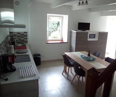 Cuisine ou kitchenette dans l'établissement Maison charmante près de Cast avec jardin et activités