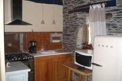 Cuisine ou kitchenette dans l'établissement A L'Ombre Du Figuier