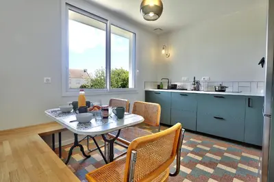 Cuisine ou kitchenette dans l'établissement Le 5 Bel Air à Plogoff.
