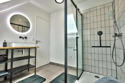 Salle de bains dans l'établissement Le 5 Bel Air à Plogoff.