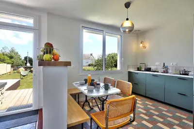 Cuisine ou kitchenette dans l'établissement Le 5 Bel Air à Plogoff.