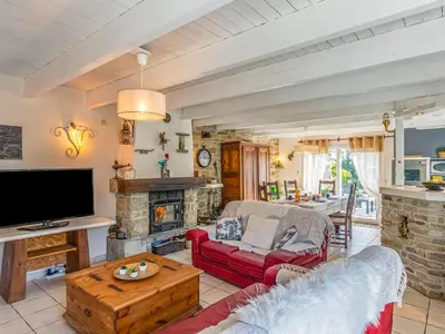Télévision ou salle de divertissement dans l'établissement Holiday Home Ti Bonheur by Interhome