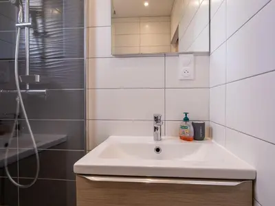 Salle de bains dans l'établissement Holiday Home Le Bruit de la Mer - Trouz ar Mor by Interhome