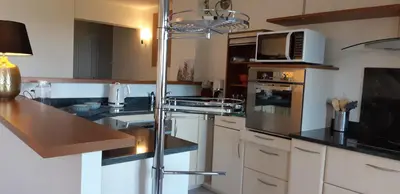 Cuisine ou kitchenette dans l'établissement Appartement vue mer à 100m de la plage au centre de Carantec