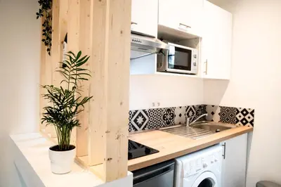 Cuisine ou kitchenette dans l'établissement Les studios propres et tout équipés