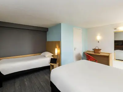 Un ou plusieurs lits dans un hébergement de l'établissement Ibis Roscoff Bord de Mer