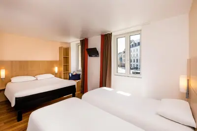 Un ou plusieurs lits dans un hébergement de l'établissement Ibis Roscoff Bord de Mer