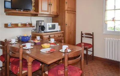 Cuisine ou kitchenette dans l'établissement 3 Bedroom Nice Home In Ploumilliau