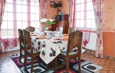 Coin salon dans l'établissement 3 Bedroom Nice Home In Ploumilliau