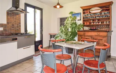 Cuisine ou kitchenette dans l'établissement 3 Bedroom Nice Home In Santec