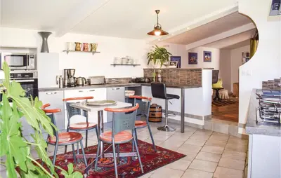 Cuisine ou kitchenette dans l'établissement 3 Bedroom Nice Home In Santec