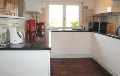 Cuisine ou kitchenette dans l'établissement Awesome Home In Saint Pabu With Sauna