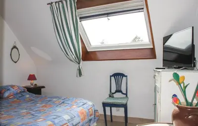 Télévision ou salle de divertissement dans l'établissement Awesome Home In Bénodet With Wifi