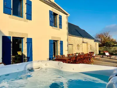 Piscine de l'établissement 15 pers, jacuzzi, 40m de la mer, 8 chambres, weekends, nuitée, séminaire ou située à proximité