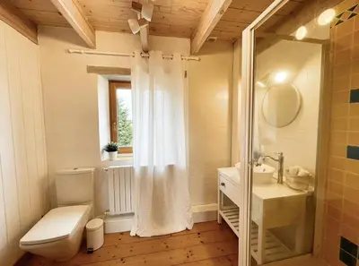 Salle de bains dans l'établissement 15 pers, jacuzzi, 40m de la mer, 8 chambres, weekends, nuitée, séminaire