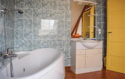 Salle de bains dans l'établissement 3 Bedroom Gorgeous Home In Plouaret