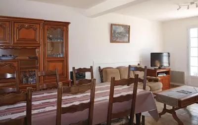 Télévision ou salle de divertissement dans l'établissement 5 Bedroom Nice Home In Kerlouan