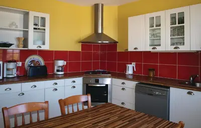 Cuisine ou kitchenette dans l'établissement 5 Bedroom Nice Home In Kerlouan