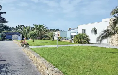 Jardin de l'établissement Awesome Home In Plouarzel With Wifi