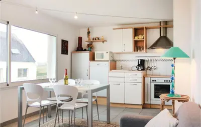 Cuisine ou kitchenette dans l'établissement Awesome Home In Plouarzel With Wifi