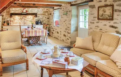 Coin salon dans l'établissement 2 Bedroom Cozy Home In Douarnenez