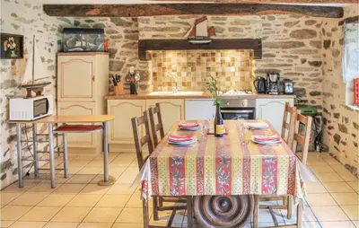 Cuisine ou kitchenette dans l'établissement 2 Bedroom Cozy Home In Douarnenez