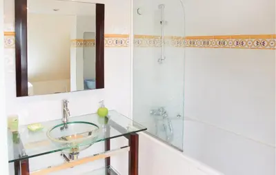 Salle de bains dans l'établissement 2 Bedroom Cozy Home In Douarnenez
