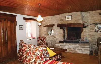 Coin salon dans l'établissement 2 Bedroom Awesome Home In Garlan