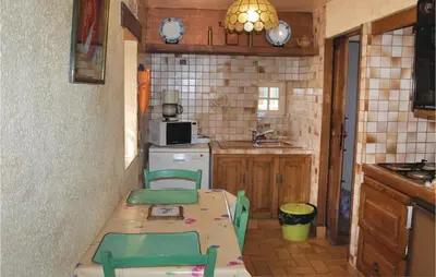 Cuisine ou kitchenette dans l'établissement 2 Bedroom Awesome Home In Garlan