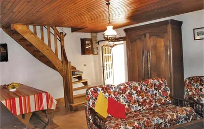 Coin salon dans l'établissement 2 Bedroom Awesome Home In Garlan