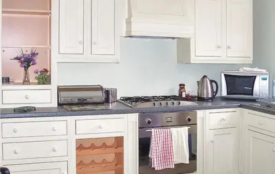 Cuisine ou kitchenette dans l'établissement Lovely Home In Chateauneuf Du Faou