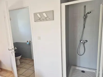 Salle de bains dans l'établissement Les gites du bord de mer