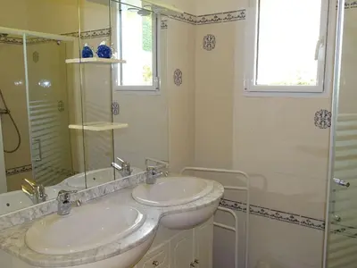 Salle de bains dans l'établissement Holiday Home in Terenez with Stunning Sea View