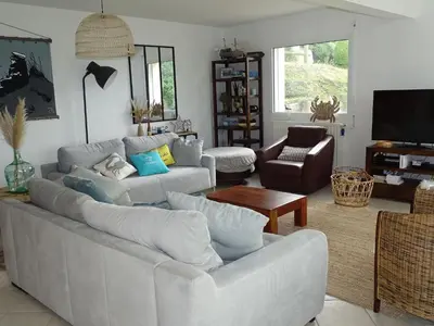 Télévision ou salle de divertissement dans l'établissement Holiday Home in Terenez with Stunning Sea View