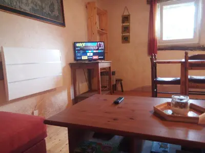 Télévision ou salle de divertissement dans l'établissement Le Jardin Enchanteur, chaleureuse maison d'hôtes éco-responsable, calme et accueillante