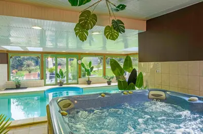 Piscine de l'établissement Les Pierres Bleues ou située à proximité