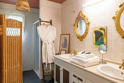 Salle de bains dans l'établissement Les Pierres Bleues