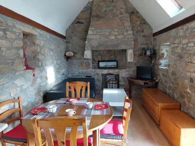 Coin salon dans l'établissement Stone House in Plouarzel near Sandy Beaches
