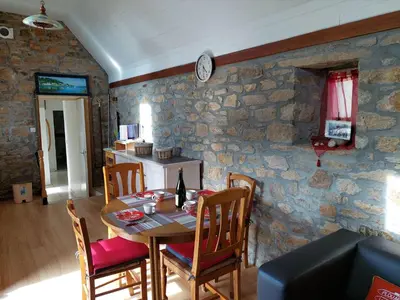 Coin salon dans l'établissement Stone House in Plouarzel near Sandy Beaches