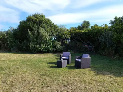 Jardin de l'établissement Stone House in Plouarzel near Sandy Beaches
