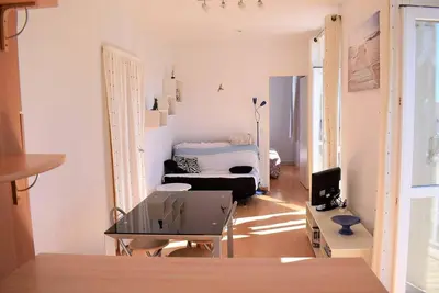 Un ou plusieurs lits dans un hébergement de l'établissement Appartement VUE SUR MER de chaque pièce, exposé au Sud au centre de TREBEURDEN Réf - 666