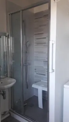 Salle de bains dans l'établissement Appartement VUE SUR MER de chaque pièce, exposé au Sud au centre de TREBEURDEN Réf - 666