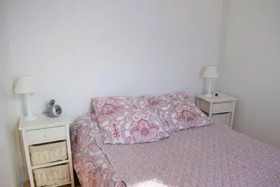 Un ou plusieurs lits dans un hébergement de l'établissement Appartement VUE SUR MER de chaque pièce, exposé au Sud au centre de TREBEURDEN Réf - 666