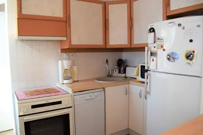 Cuisine ou kitchenette dans l'établissement Appartement VUE SUR MER de chaque pièce, exposé au Sud au centre de TREBEURDEN Réf - 666