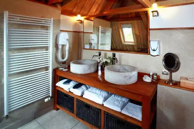 Salle de bains dans l'établissement Manoir des Indes, The Originals Relais